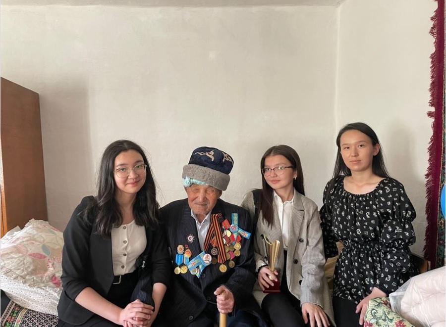 Ұлы Отан соғысының 78 жылдығына орай аудан ардагері Шаменов Кемелбек пен мектеп тәлімгері және оқушылардың кездесуі